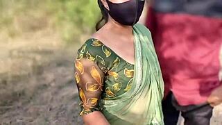 Pados wali bhabhi gets her big pussy banged hard in the jungle