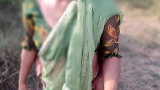Pados wali bhabhi gets her big pussy banged hard in the jungle