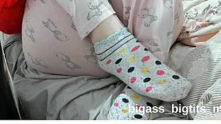 love playing with my milf feet in socks for that hot foot fetish tease 😍👣
