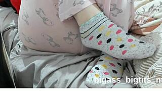 love playing with my milf feet in socks for that hot foot fetish tease 😍👣