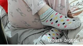 love playing with my milf feet in socks for that hot foot fetish tease 😍👣