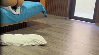 masturbacion anal de estudiante de culo enorme es grabada por el pervertido de su padrastro con la verga en la mano