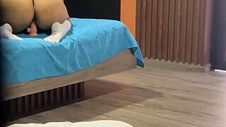 masturbacion anal de estudiante de culo enorme es grabada por el pervertido de su padrastro con la verga en la mano