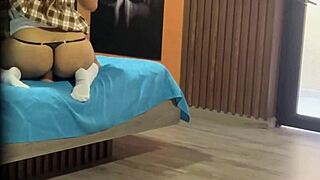 masturbacion anal de estudiante de culo enorme es grabada por el pervertido de su padrastro con la verga en la mano