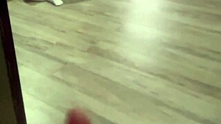masturbacion anal de estudiante de culo enorme es grabada por el pervertido de su padrastro con la verga en la mano
