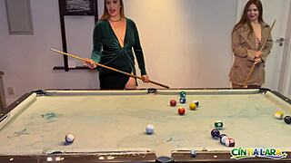 Duas ruivas gostosas jogando sinuca