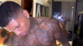 a casada esperou o corno viajar e chamou seus dois vizinhos pra comer ela gostoso no apartamento