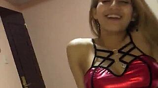 chica joven latina pierde su virginidad con polla grande