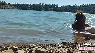 mamei o pau do tatuado dentro de agua na frente de todos