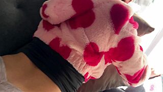 pov tu olha pro lado e tua meia-irmã tá se masturbando na tua frente - sexo real amador
