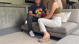 Flaca De Tinder Acepta Un Trago Y Se Pone Cachonda En El Lobby