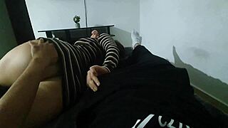 mi madrastra me invita y toca mi polla