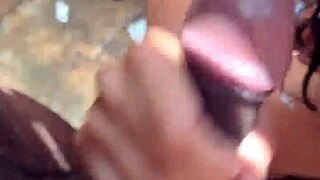 pillo a mi vecino masturbandose solo y lo ayude mamando su verga