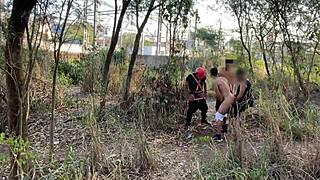 segurança participou da fudeção no mato meteu no pelo e fudeu gostoso nessa suruba 😮