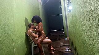 foda intensa na chuva com mulher negra gostosa