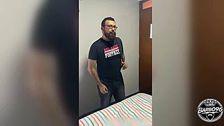 Milf cachonda colombiana busca a su amigo para que la haga gemir de placer en el hotel