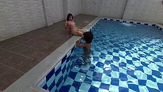 Primera parte en la piscina un dia con mi amiga disfrutando del sol y del sexo nos llenan la cara de leche no te lo pierdas