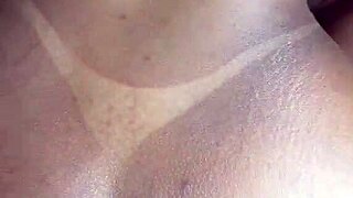 Parte mais gostosa da história comendo uma negra gostosa e seu rabo grande sem camisa enchendo de leite gozando tudo dentro