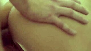 Vill du gå med i en trekant med två heta college-tjejer?