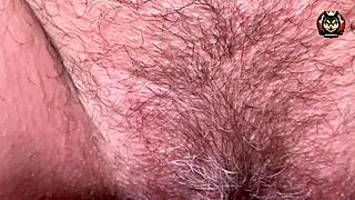 Šta je skriveno u ovoj dlakavoj pički bliski cumshot scena?