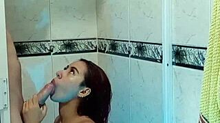 Min stedbror, uh, han sniger sig ind i bruseren og knepper mig hårdt