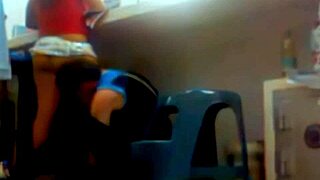 Sjefs sønn slår kuken sin i meg mens jeg jobber