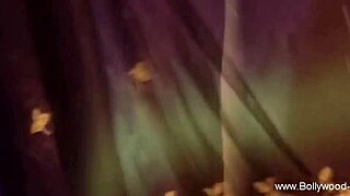 Nemôžem prestať cítiť tieto bollywoodské brunetky erotické tanečné pohyby v mojej mysli