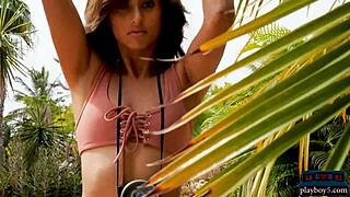 Olen koukussa latinalaisteeniin 18+ Katherinne Sofiaan, joka riisuu alasti ulkona