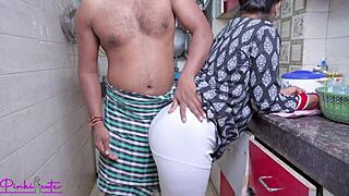 Hé, waarom sluipt mijn schoonvader grijpen in de keuken? Hij ramt me strak in wilde standen!