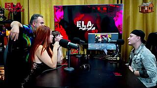 Binho Ted imee herkullisesti pinkkiä pillua nuoren naisen pöydällä!