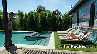 Baby-sitter surprise en train de cambrioler la maison tout en séduisant le mari avec des gestes de salope jeune 18+