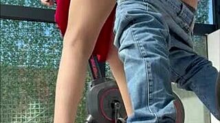 मैंने अपनी अर्जेंटीनी सौतेली बहन को जिम पर चूसते हुए पकड़ा