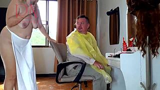 nudisti-parturi alaston nainen-kampaaja esiliinassa valvontakamera asiakas on yllättynyt 2 3