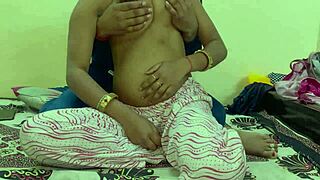 Bhabhi dobi nabijanje v psu, takšen sočen indijski rit!