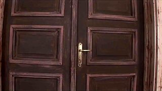 Salopes aux gros seins dans trio anal intense et baise de cul