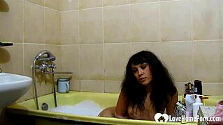 Baie fierbinte cu o brunetă sexy