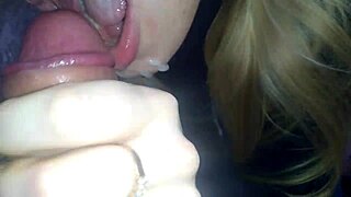 Tää sihteeri antaa rennosti suihinoton töissä ikään kuin se olis normaalia.