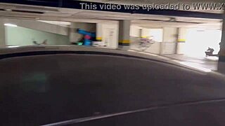 Katty imee ja saa kovan panon perseeseen julkisella parkkipaikalla Bucaramangassa, Kolumbiassa.