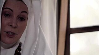 Deux stars virent habits nonnes pour baisers mamies et pipes