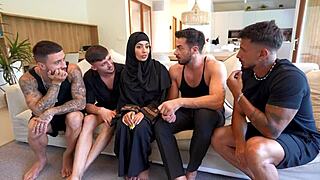 Mariée arabe vierge étouffée facefuckée en gangbang brutal par quatre mecs