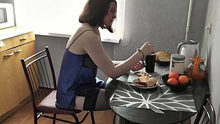 Rituel matinal sexy la meuf exhibe cul jambes en lingerie en préparant le café