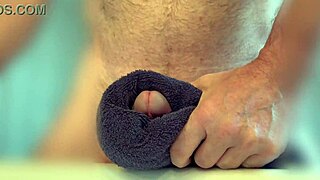 Moi qui frotte ma chatte fort jusqu'à orgasme explosif en slow motion fait maison