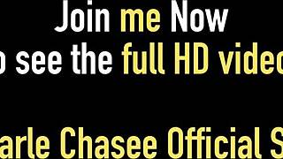 Ei, confira Charlee Chase mostrando a buceta grande na lingerie sexy!