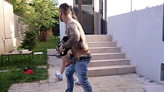 Je repère une jeune rasée basket 18+ la penche et la baise dehors en rue close-up