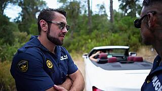 J'ai pris des éjac' de deux flics chauds sur la gueule après pipe juteuse au bureau 😍💦