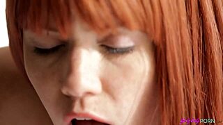 Elle Alexandra og Jaslene Jade snakker om vintage lesbisk leg i en dampende retro scene.