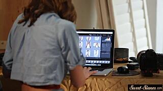 娇小18+少女无法停止骑继父的大鸡巴，在狂野动作中