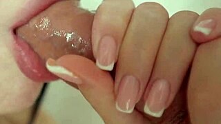 Сводная сестра дразнит языком крайнюю плоть крупным планом