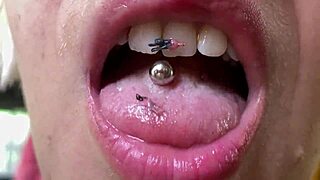 😱 Gros plan extrême sur énorme clito poilu, vagin, trou du cul en fétich géant !