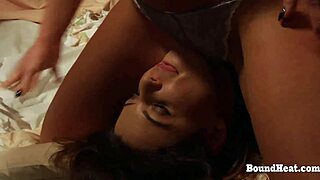 Regarde cette esclave lesbienne aux gros seins enfermée dans un baiser torride avec sa madame 😍👩‍❤️‍💋‍👩